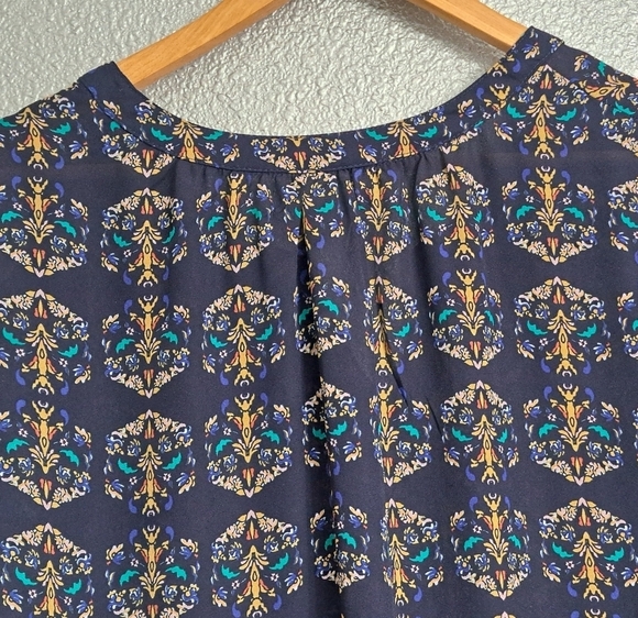Valerie Stevens Open V-Neck Blue Printed Blouse   Size 1X - Picture 10 of 11